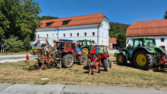 Traktorji s plugi pred baziliko Žalostne Matere Božje v Stični (photo: Marjan Papež KGZS)