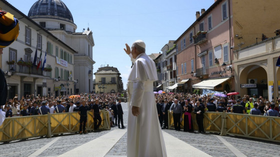 Papež Leon XIV. pred romarji v Castel Gandolfu (photo: Vatican Media)