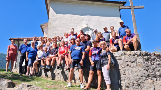 Ob grobu Simona Gregorčiča, pri sv. Lovrencu (photo: Mirjam Judeč)