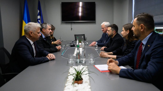 Hajdinjak in Kajzer pri Zelenskemu (photo: Vir: Ministrstvo za obrambo)