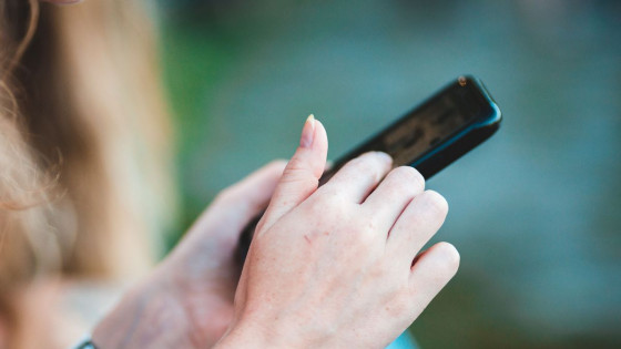Zasloni, telefon (photo: Erik Mclean/Pexels)
