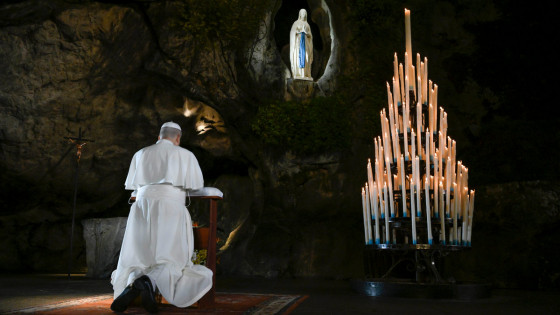 Papež Leon XIV. v tihi molitvi v Lurdu (photo: Vatican Media)