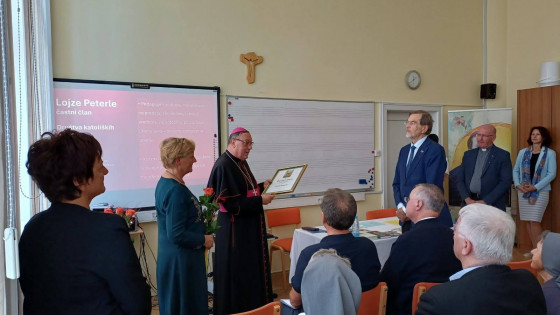 Podelitev priznanja Lojzetu Peterletu (photo: Društvo katoliških pedagogov Slovenije)