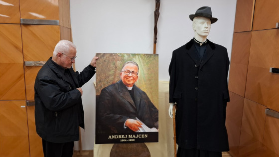 Dr. Alojzij Slavko Snoj s sliko pokojnega sobrata salezijanca in misijonarja Andreja Majcna ter njegovo obleko (photo: Petra Stopar)