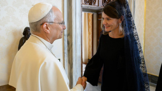 Papež Leon XIV. in Urška Bačovnik Janša (photo: Vatikan Media/osebni arhiv UBJ)