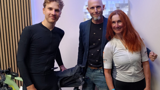 Tina Žarki in Adam Jordan v studiu Radia Ognjišče. (photo: ARO)