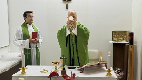 Papež Leon XIV. med sveto mašo v bolnišnici Gemelli (photo: Simone Resoluti/Vatican News)