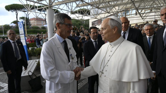 Papežev kirurg Stefano Margaritora pravi, da ni zdravstvenih razlogov, ki bi papežu preprečevali načrtovano apostolsko potovanje v Južno Ameriko. (photo: Vatican Media)