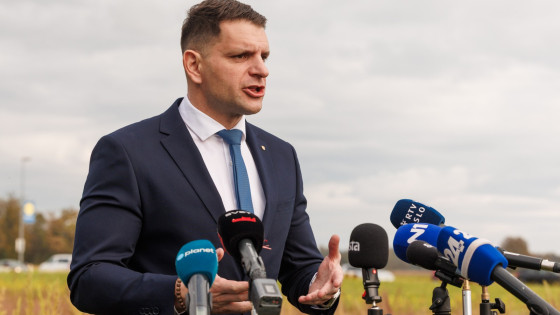Predsednik DZ in predsednik stranke Resnica Zoran Stevanović je dal izjavo za medije o aktualnih tematikah. (photo: Tine Eržen/STA)