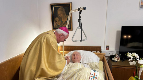 Ljubljanski nadškof Stanislav Zore čestita stoletniku Rafku Lešniku (photo: Vir: FB Nadškof Stanislav Zore)