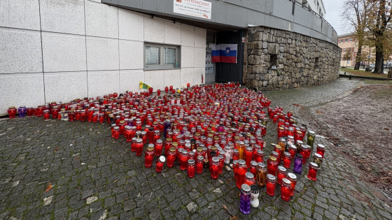 Sveče na kraju tragičnega dogodka v Novem mestu (photo: Sani Karič / STA)