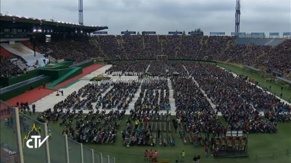 Papež je daroval mašo na bolonjskem stadionu (photo: Radio Vatikan)