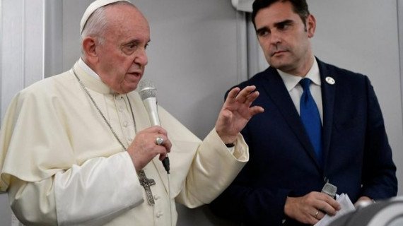 Papež na letalu odgovarja novinarjem (photo: Vatican News)