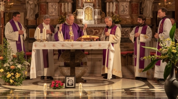Pogrebno sveto mašo je daroval nadškof Stres (photo: SDS)