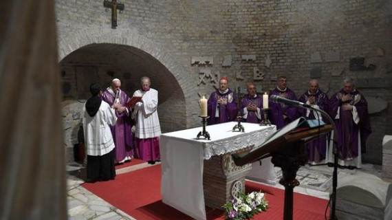 Sveta maša v Priscilinih katakombah v Rimu (photo: Vatican News)