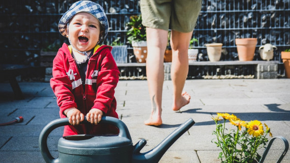 Roža vodo, človek varne odnose (photo: Unsplash)