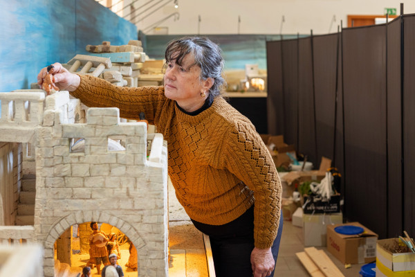 Izjemna postavitev jasličarke Majde Kržič ima 535 figur in je dolga 45 metrov