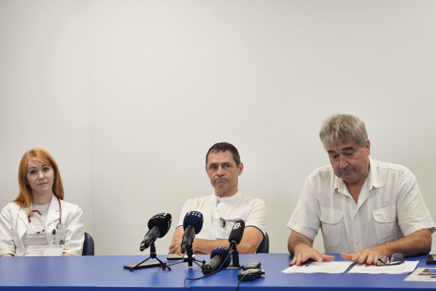Novinarska konferenca Splosne bolnisnice Slovenj Gradec o perecih kadrovskih tezavah.Zdravnica Urska Vucina z oddelek za pediatrijo, zdravnik Klemen Mojskerc z internega oddelka in direktor Splosne bolnisnice Slovenj Gradec Vladimir Topler. (photo: STA)