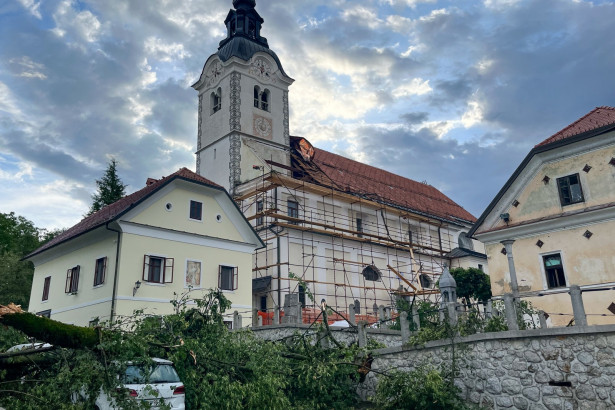 Poškodovana cerkev v Komendi, ki je sicer v fazi obnove (photo: Sergeja Kotnik Zavrl/STA)