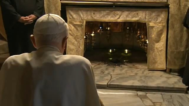 Benedikt XVI. Sveta dežela 2009 kapela Kristusovega rojstva molitev (foto: CTV)