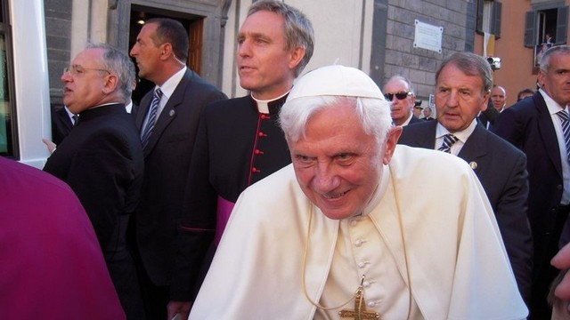 Benedikt XVI. romarji rokovanje (foto: p. Robert Bahčič)