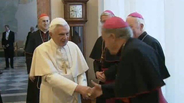 Benedikt XVI. se rokuje z irskimi škofi (foto: CTV)