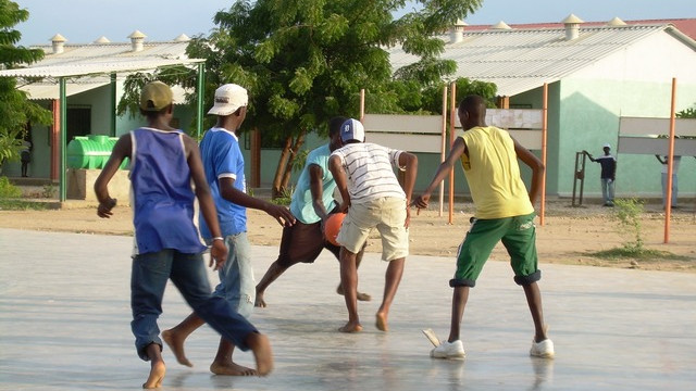 Angola, otroci med igro (foto: ARO)