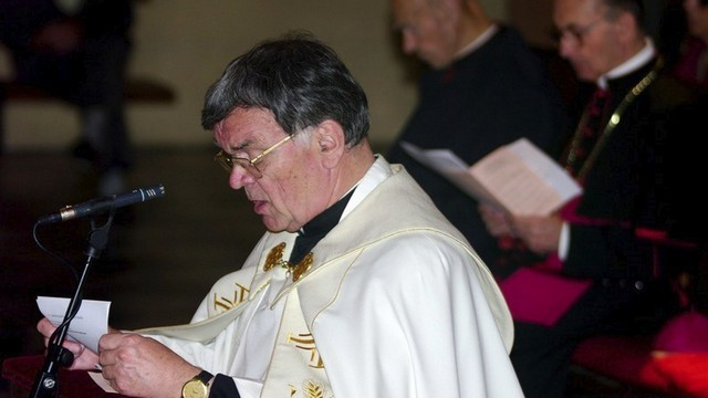 Stanislav Lipovšek v molitvi na Slomškovem grobu (foto: Nadškofija Maribor)