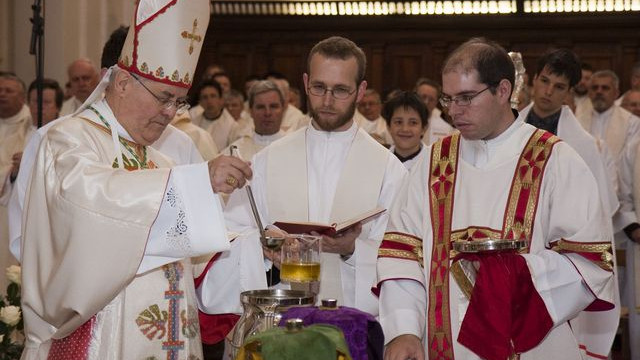 Blagoslov svetih olj, škof Metod Pirih (foto: Benjamin Pezdir)