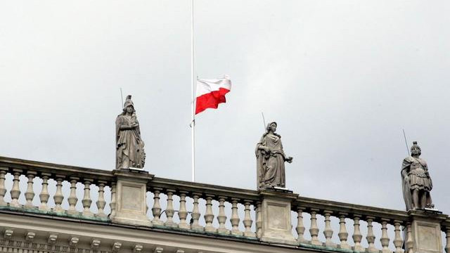 Poljska zastava na pol droga (foto: www.prezydent.pl)