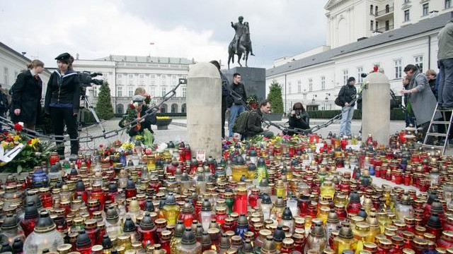 Cvetje pred predsedniško palačo (foto: www.prezydent.pl)