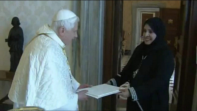 Benedikt XVI. in prva veleposlanica Arabskih emiratov (foto: CTV)