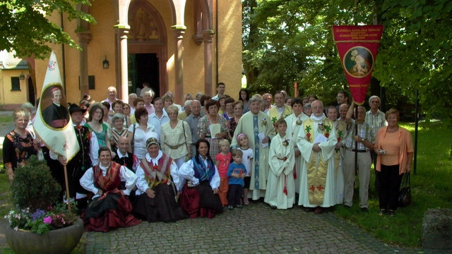 Tako je bilo videti zlatomašne svate pred cerkvijo (foto: Arhiv slovenske župnije v Frankfurtu)
