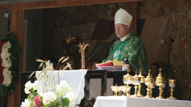 Nadškof Anton Stres pred kapelo v Kočevskem Rogu (foto: Jože Bartolj)