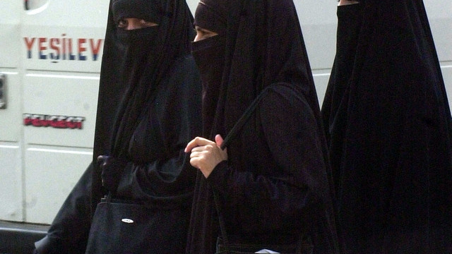 Ženske, oblečene v nikab (foto: Wikipedija)