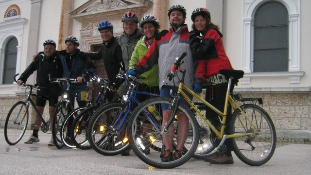 Radijski kolesarji pred baziliko na Brezjah (foto: Izidor Šček)