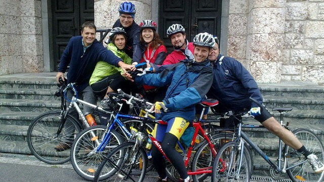 Radijski kolesarji pred baziliko na Brezjah (foto: Jure Sešek)