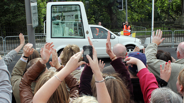 Papež med vožnjo v papamobilu (foto: www.thepapalvisit.org.uk)