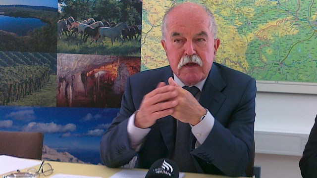 Minister Žekš na novinarski konferenci (foto: Matjaž Merljak)