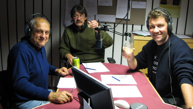 Dragan Egelič, Slavko Obrč in Jure Sešek so nazdravili 800. oddaji (foto: ARO)