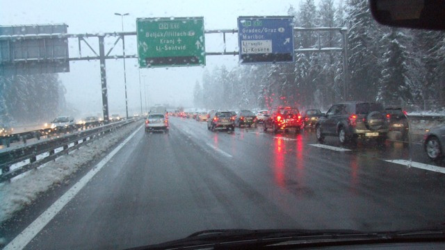 V zimskem času so ceste pogosteje mokre in spolzke. (foto: Robert Božič)