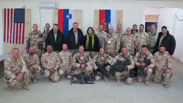 Slovenski vojaki in ministrica Ljubica Jelušič z delegacijo v Afganistanu (foto: www.mors.si)