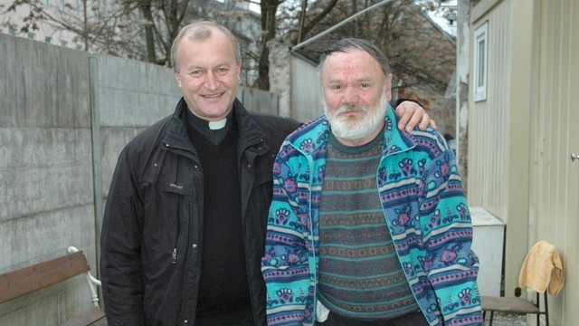 Škof Anton Jamnik na obisku pri brezdomcih (foto: Škofijska Karitas Ljubljana)