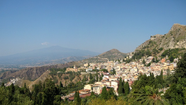 Pogled na Taormino, v ozadju Etna (foto: Wikipedija)