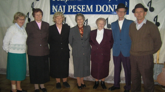 Pevci Folklornega društva Rožmarin Dolena (foto: Vesna Sever)