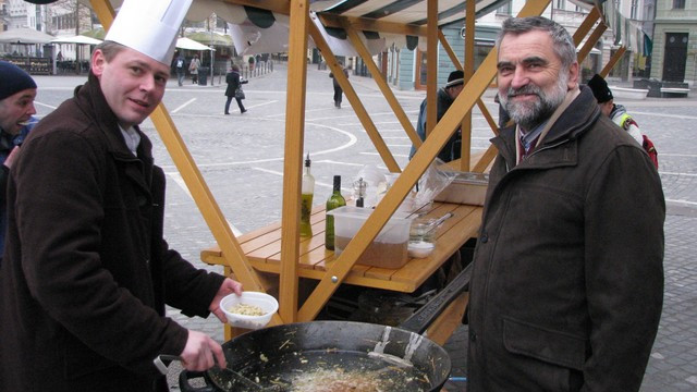 Delitev brezplačnega toplega obroka (foto: ARO)