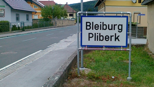 Dvojezični napis v Pliberku (foto: Matjaž Merljak)
