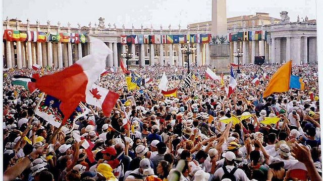 Mladi na Trgu sv. Petra v Rimu leta 2000 (foto: Wikipedia)