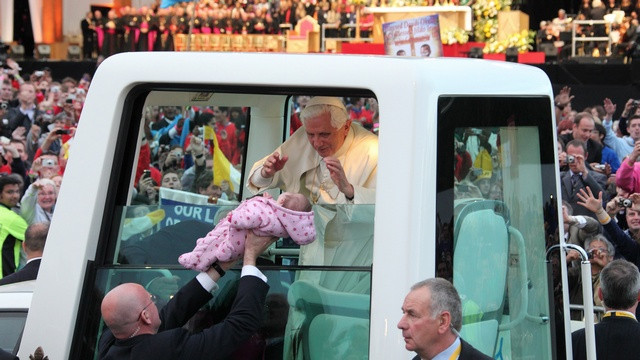 Papež Benedikt XVI. z otrokom (foto: nn)