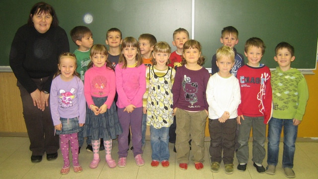 Otroci in vzgojiteljica Darja Erčulj iz vrtca Ringaraja Dobrepolje (foto: Vesna Sever)